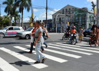 Prefeitura de Feira renova pintura em faixas de pedestres
