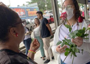 Troca de cigarro por rosa sensibiliza fumantes no Shopping Popular