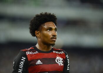 Flamengo anuncia transferência de Vitinho ao Al Etiffaq, da Arábia Saudita