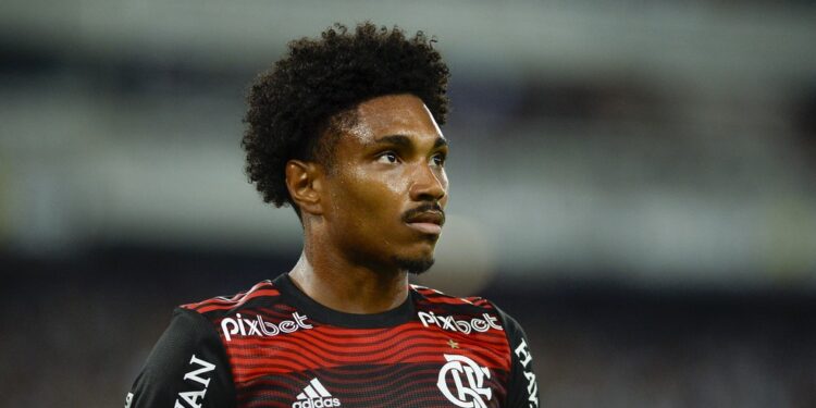 Flamengo anuncia transferência de Vitinho ao Al Etiffaq, da Arábia Saudita