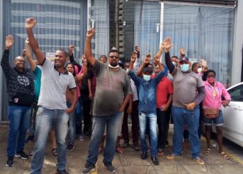 Porteiros de escolas da rede municipal realizam protesto por falta de salário