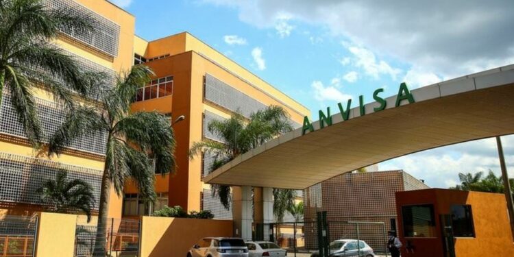 Máscaras deixam de ser obrigatórias para passageiros em aeronaves e nos aeroportos no Brasil, decide Anvisa