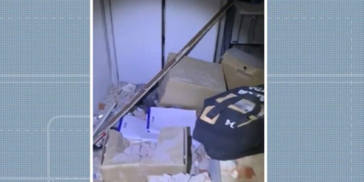 Homem é preso após arrombar agência bancária no interior da BA; suspeito invadiu local por imóvel vizinho