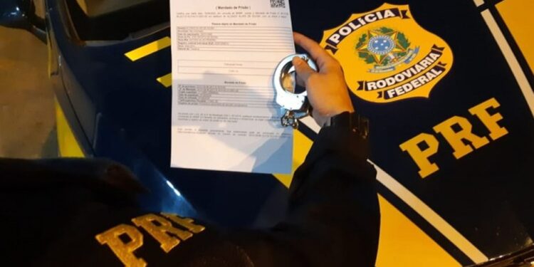 PRF prende foragidos da Justiça no interior da Bahia; homens eram procurados por estupros