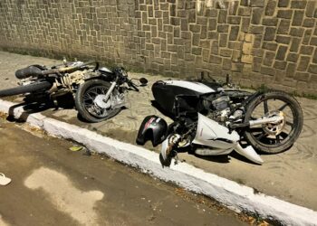 Batida entre motocicletas deixa duas pessoas mortas e outras três feridas no sul da Bahia
