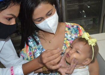 Pais podem levar crianças para tomar vacina contra a pólio até às 21h