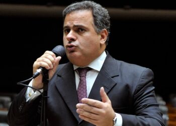 Helicóptero com deputado federal cai na Bahia