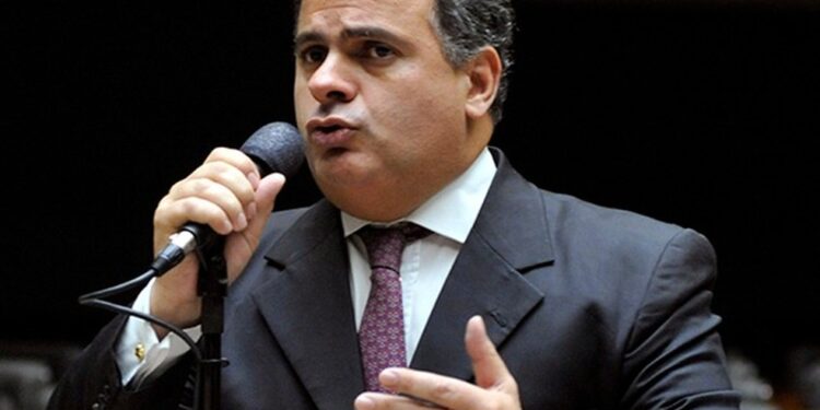 Helicóptero com deputado federal cai na Bahia