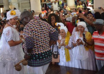 Idosos exibem vigor e disposição com samba de roda no Mercado de Arte