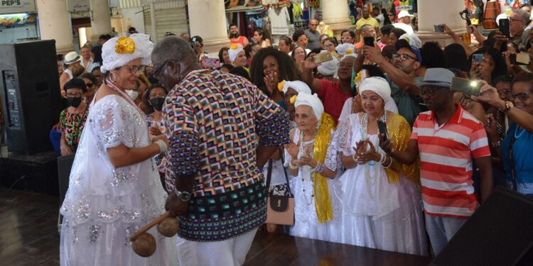 Idosos exibem vigor e disposição com samba de roda no Mercado de Arte
