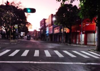 Prefeitura revitaliza faixas de pedestres e instala sinalização vertical em ruas e avenidas