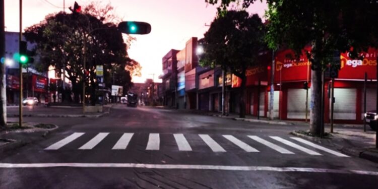 Prefeitura revitaliza faixas de pedestres e instala sinalização vertical em ruas e avenidas