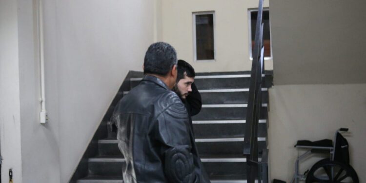 Homem acusado de agredir enteado de 4 anos se apresenta na delegacia