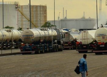 Petrobras reduz em R$ 0,30 o preço do litro do diesel