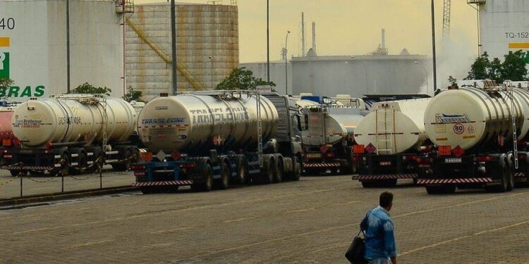 Petrobras reduz em R$ 0,30 o preço do litro do diesel