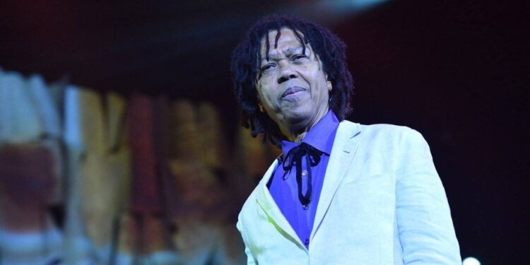 Djavan fala sobre estado de saúde após ser visto com tremores