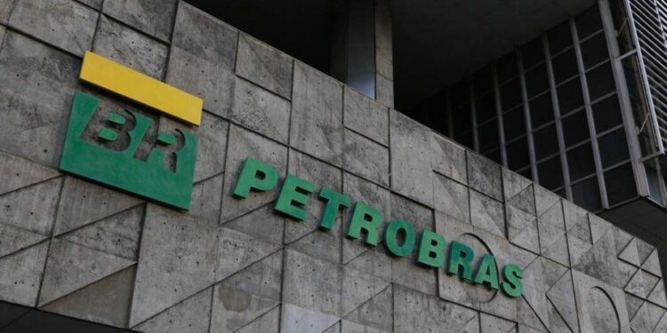 Petrobras reduz preço da gasolina em R$ 0,25 a partir desta sexta