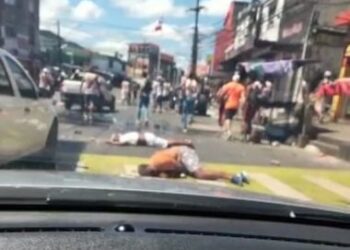 Briga de torcidas organizadas de Bahia e Vitória tem três feridos; PM prende 53 torcedores