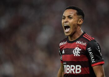 Lázaro se despede do Flamengo, assina com o Almería e vestirá a camisa 10