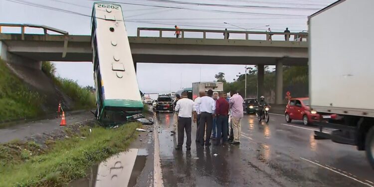 Ônibus que despencou de viaduto na BR-324, em Salvador, segue no local cerca de 9h após acidente