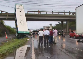 Ônibus que despencou de viaduto na BR-324, em Salvador, é retirado cerca de 11h após acidente
