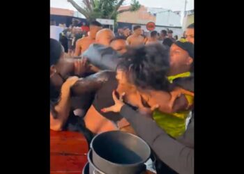 Homem agride mulher com tapa no rosto durante briga generalizada em festa na Bahia