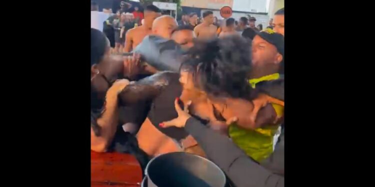 Homem agride mulher com tapa no rosto durante briga generalizada em festa na Bahia