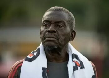 Massagista que está há 40 anos no Fla é internado com tumor no cérebro