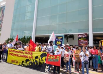 Professores da rede estadual encerram paralisação após aprovação do PL que regulamenta pagamento dos precatórios