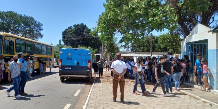Jovem cadeirante morta por adolescente em ataque a escola é sepultada na Bahia