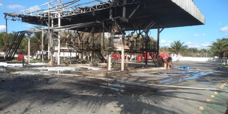 Morre funcionário ferido durante incêndio em distribuidora de combustíveis na BA; vítima teve 100% do corpo queimado