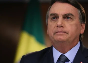 Mirando voto feminino, Bolsonaro promete 13º do Auxílio Brasil a elas