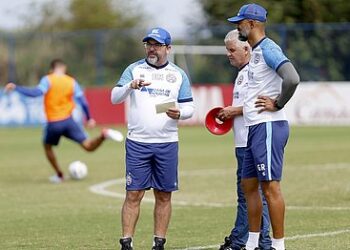 Técnico Enderson Moreira é demitido do Bahia após derrota para Chapecoense