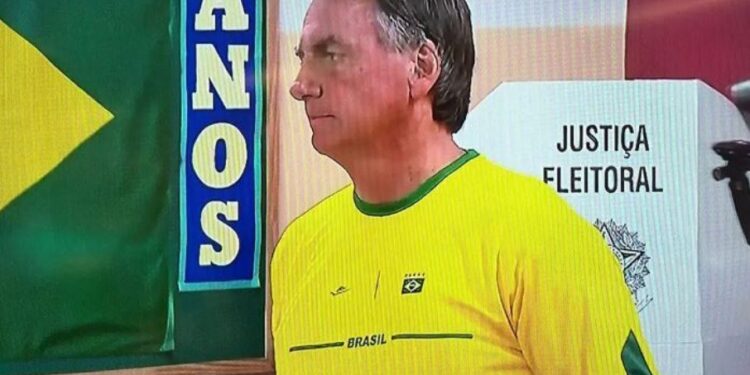 Jair Bolsonaro vota no Rio de Janeiro após falar em vencer no 1° turno