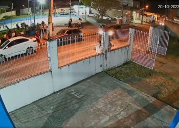 Homem é morto a tiros ao lado da mãe em praça de Feira de Santana; três suspeitos cometeram crime