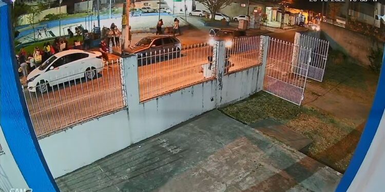 Homem é morto a tiros ao lado da mãe em praça de Feira de Santana; três suspeitos cometeram crime