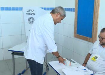 Jerônimo Rodrigues vota em Salvador acompanhado de governador