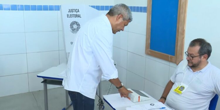 Jerônimo Rodrigues vota em Salvador acompanhado de governador
