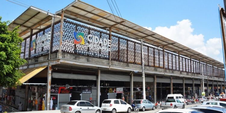 Adultos e crianças que precisam atualizar a caderneta de vacinação podem se imunizar no local, das 8h às 12h.