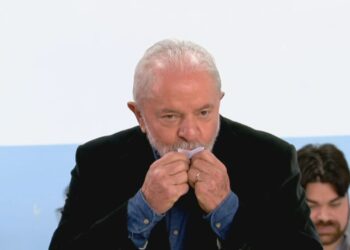 Lula beija comprovante após votar em SP: ‘Essa é a eleição mais importante’, diz