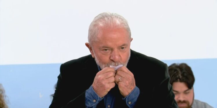 Lula beija comprovante após votar em SP: ‘Essa é a eleição mais importante’, diz