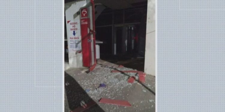 Três agências bancárias explodidas nesta sexta-feira são periciadas na Bahia