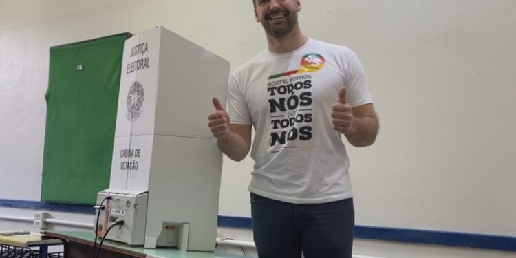 Eduardo Leite (PSDB) é reeleito governador do RS