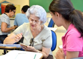 Expectativa de vida dos baianos sobe e mulheres vivem nove anos a mais que homens, afirma IBGE