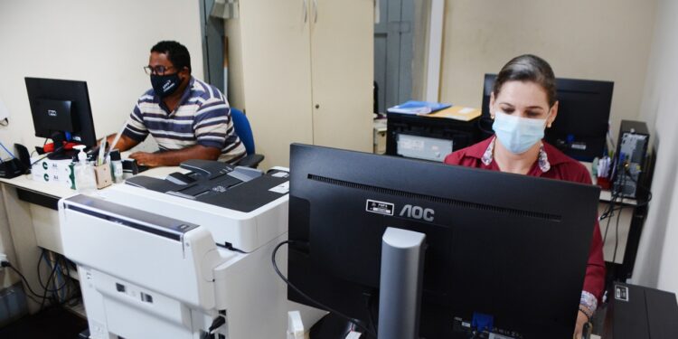 Uso de máscaras em ambientes fechados volta a ser obrigatório em Feira de Santana
