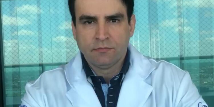 Novembro Azul: urologista alerta para a necessidade de os homens retomarem os cuidados com a própria saúde