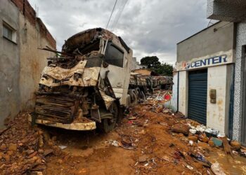 Mãe e filha morrem após carreta carregada de cimento invadir casa na região da Chapada Diamantina; vídeo mostra acidente
