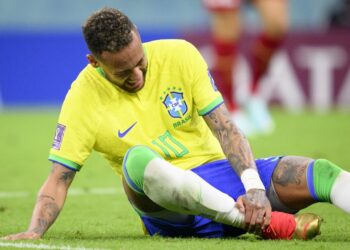 Machucados, Neymar e Danilo não jogam mais pela Seleção na primeira fase da Copa do Mundo