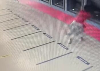 mulher destrói a pedradas 15 caixas eletrônicos de banco após não conseguir sacar dinheiro na Bahia