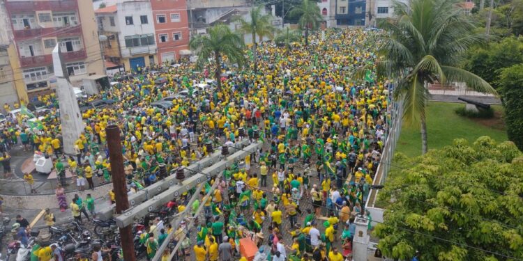 Grupos protestam em Salvador, Feira de Santana, Itamaraju e Luís Eduardo Magalhães contra resultado das eleições